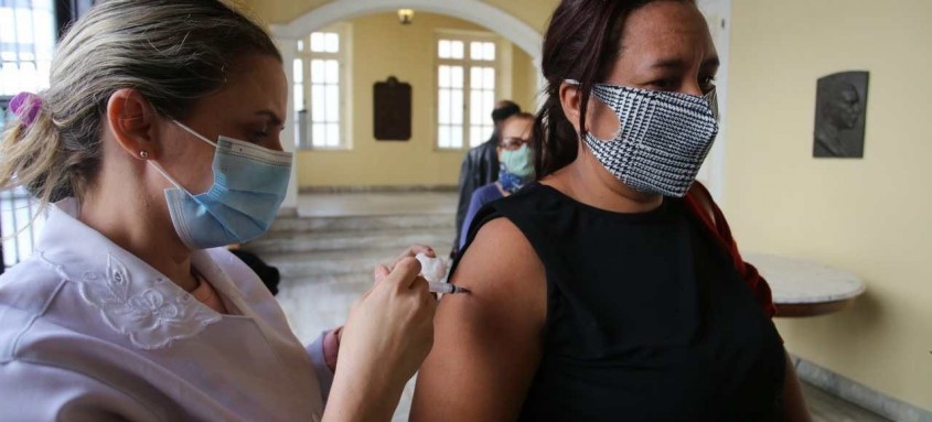 População pode ainda se vacinar contra gripe no posto volante instalado no Theatro Municipal, no Centro de Niterói