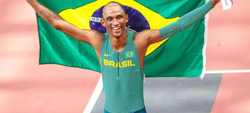 Aos 21 anos, brasileiro faz 46s72 em prova com recorde mundial
