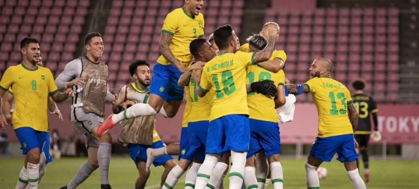 Jogadores da Seleção Brasileira comemoram a classificação à final do futebol