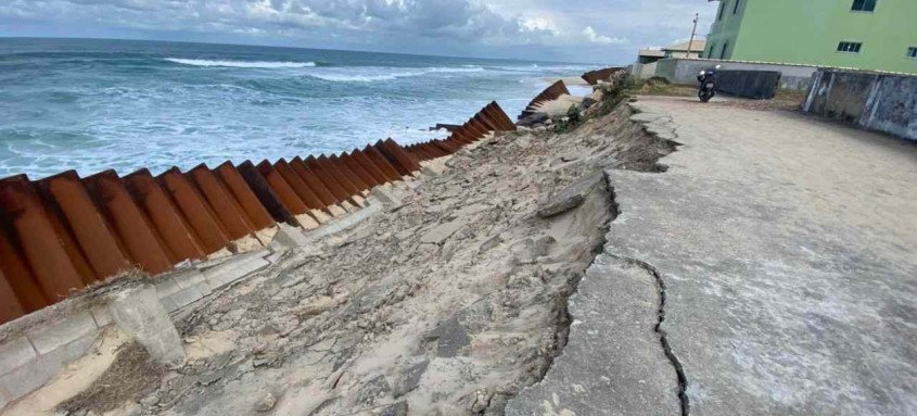 A previsão é a de que os reparos sejam iniciados tão logo o mar esteja novamente em seu nível normal, o que está previsto para ocorrer entre a próxima semana - Foto: Marcos Fabrício/Prefeitura de Maricá A previsão é a de que os reparos sejam iniciados tão logo o mar esteja novamente em seu nível normal, o que está previsto para ocorrer entre a próxima semana