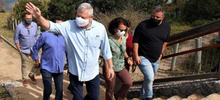 Prefeito Axel Grael visitou ontem intervenções feitas para adaptar a Praia do Sossego ao certificado Bandeira Azul - Foto: Douglas Macedo / Prefeitura de Niterói Prefeito Axel Grael visitou ontem intervenções feitas para adaptar a Praia do Sossego ao certificado Bandeira Azul