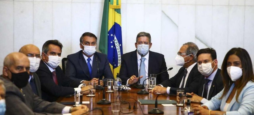 O presidente Jair Bolsonaro na reunião para entrega da medida provisória do novo auxílio ao presidente da Câmara
