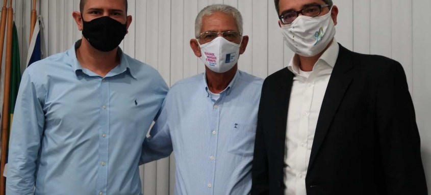 O prefeito Capitão Nelson entre o senador Carlos Portinho e o secretário municipal Douglas Ruas
- Foto: Divulgação/Prefeitura de São Gonçalo O prefeito Capitão Nelson entre o senador Carlos Portinho e o secretário municipal Douglas Ruas