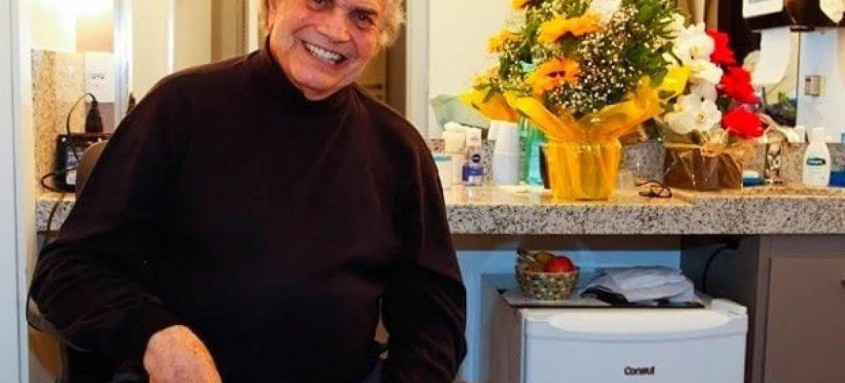 A atriz Glória Menezes, de 86 anos, não estará presente na cerimônia de sepultamento do marido, e segue sob cuidados médicos - Foto: Reprodução do Instagram A atriz Glória Menezes, de 86 anos, não estará presente na cerimônia de sepultamento do marido, e segue sob cuidados médicos