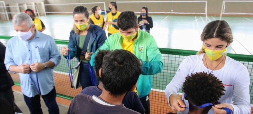 Velejadores conheceram o espaço e entregaram medalhas aos alunos 