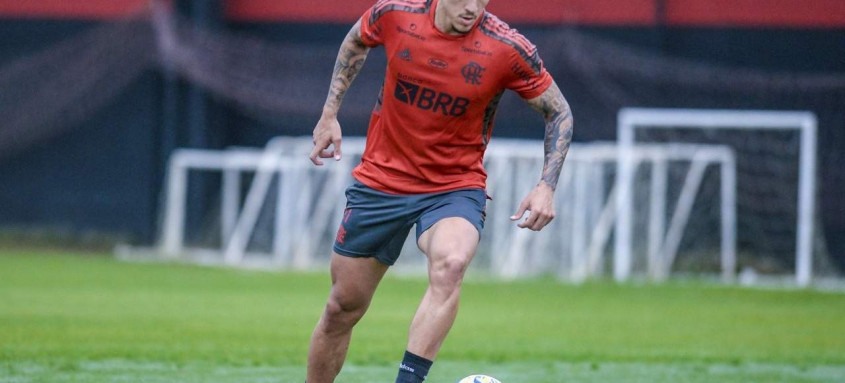 O atacante Pedro começará como titular o duelo deste domingo, em Volta Redonda, contra o Sport, pelo Brasileirão - Foto: Marcelo Cortes / Flamengo O atacante Pedro começará como titular o duelo deste domingo, em Volta Redonda, contra o Sport, pelo Brasileirão