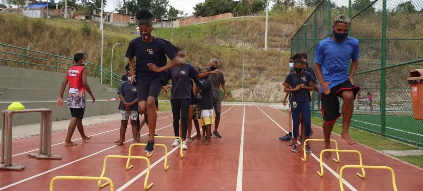 O local oferece treinamento gratuito de várias modalidades olímpicas como atletismo e levantamento de peso olímpico