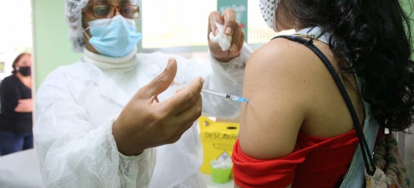 É preciso ter um intervalo de quatro meses entre a segunda e a terceira dose. - Foto: Luciana Carneiro/Prefeitura de Niterói É preciso ter um intervalo de quatro meses entre a segunda e a terceira dose.
