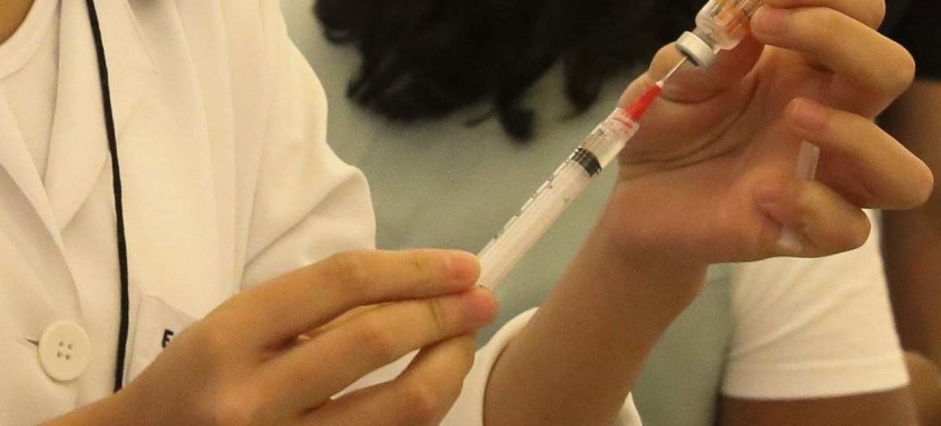 De acordo com os números divulgados ontem, o total de brasileiros imunizados chegava a 51.152.090 com duas doses da vacina contra covid ou dose única
