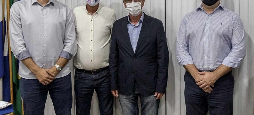 Prefeito de São Gonçalo, Capitão Nelson, e o secretário Douglas Ruas, com representantes da Águas do Rio - Foto: Renan Otto/Prefeitura de SG Prefeito de São Gonçalo, Capitão Nelson, e o secretário Douglas Ruas, com representantes da Águas do Rio
