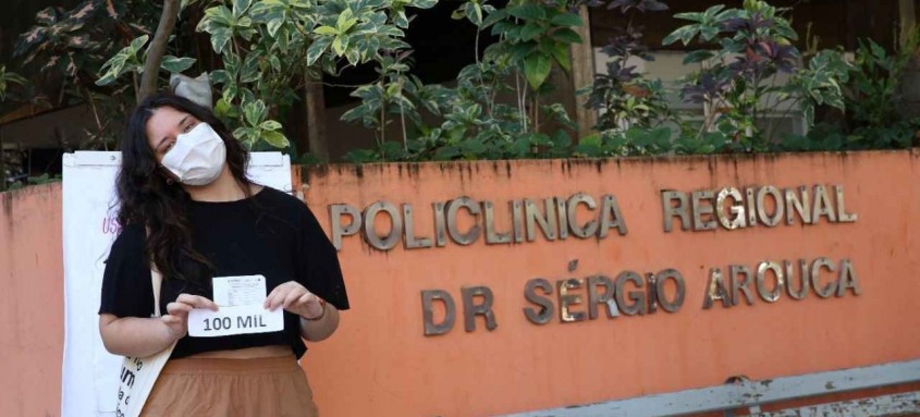 Gabriela Perreiras a vacinada de número 100 mil na Policlínica Sérgio Arouca