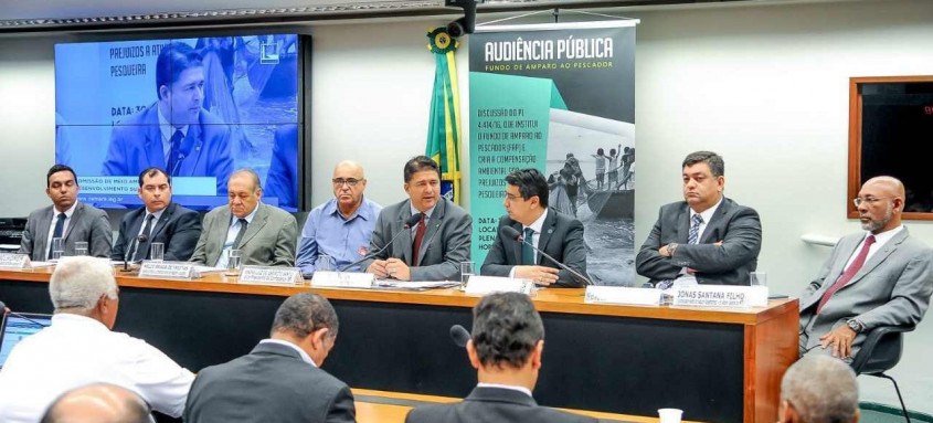 Roberto Sales, durante audiência pública para discutir o projeto que beneficia os pescadores - Foto: Divulgação Roberto Sales, durante audiência pública para discutir o projeto que beneficia os pescadores