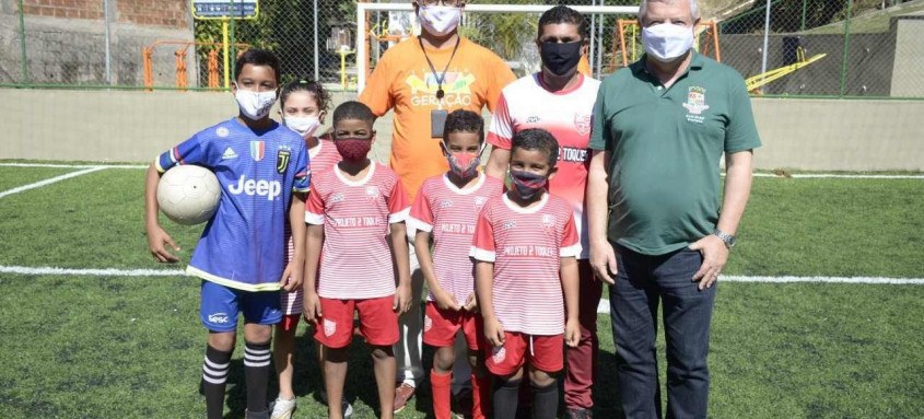 O prefeito Axel Grael marcou presença na inauguração das obras no campo do Caramujo, na Zona Norte