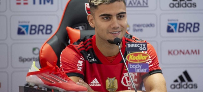 Andreas Pereira elogiou a estrutura do Fla e, regularizado, está à disposição de Renato Gaúcho para enfrentar o Grêmio - Foto: Alexandre Vidal / Flamengo Andreas Pereira elogiou a estrutura do Fla e, regularizado, está à disposição de Renato Gaúcho para enfrentar o Grêmio