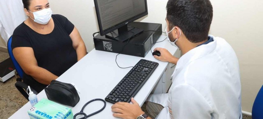Primeira paciente atendida no centro de reabilitação foi Lucilene Matos. Ela ficou 33 dias internada no Oceânico - Foto: Divulgação / Prefeitura de Niterói Primeira paciente atendida no centro de reabilitação foi Lucilene Matos. Ela ficou 33 dias internada no Oceânico