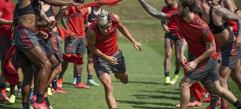 Andreas Pereira foi 'batizado' ontem antes do treino no Ninho do Urubu. Meia pode estrear hoje pelo Flamengo