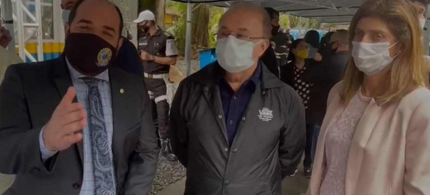 Deputado Sargento Gurgel, prefeito de Angra, Fernando Jordão, e deputada Célia Jordão: unidos pela educação de qualidade
- Foto: Divulgação Deputado Sargento Gurgel, prefeito de Angra, Fernando Jordão, e deputada Célia Jordão: unidos pela educação de qualidade