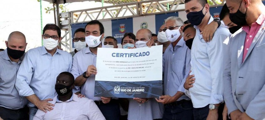 Governador entregou cheque de serviços de água ao prefeito de São Gonçalo no evento da Praia das Pedrinhas