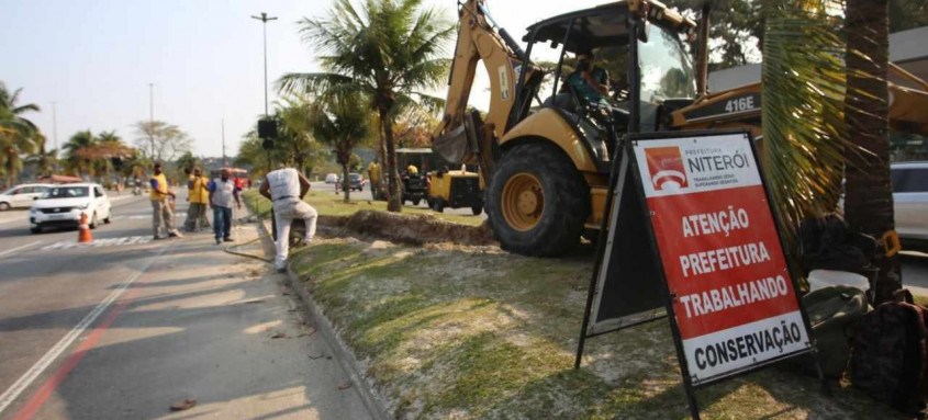 O local da obra já começa a tomar forma e conta com agentes da NitTrans  para a orientação do trânsito na região