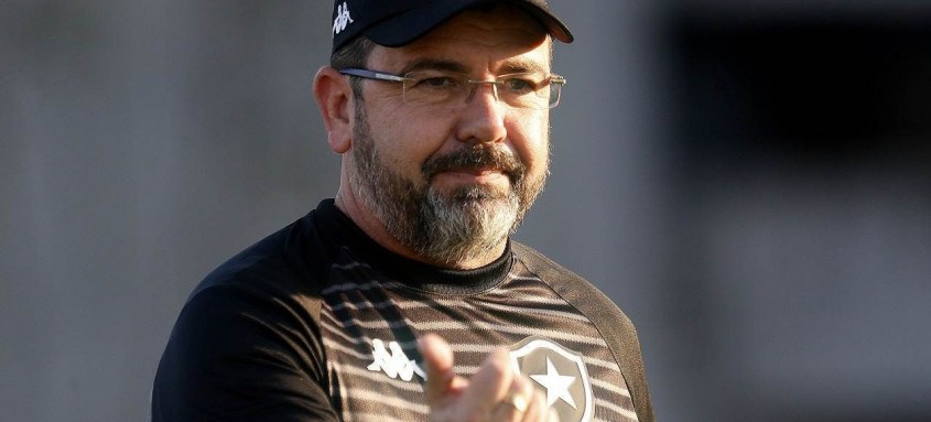 Técnico Enderson Moreira, que cumpriu suspensão na última rodada, volta hoje ao banco de reservas do Botafogo