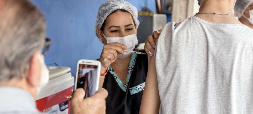 Pais e avós conferiram de perto a imunização dos jovens gonçalenses - Foto: Renan Otto / Prefeitura de São Gonçalo Pais e avós conferiram de perto a imunização dos jovens gonçalenses