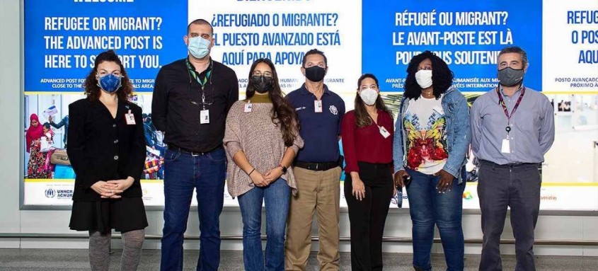 Ao longo do trajeto do desembarque internacional, peças de sinalização indicam, em quatro idiomas, o local do Postode Atendimento Humanizado ao Migrante