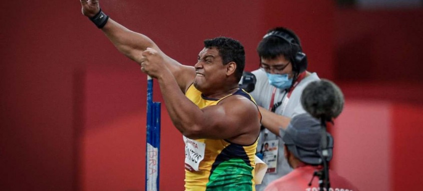 O brasileiro bateu o recorde mundial com a marca de 12,63 metros