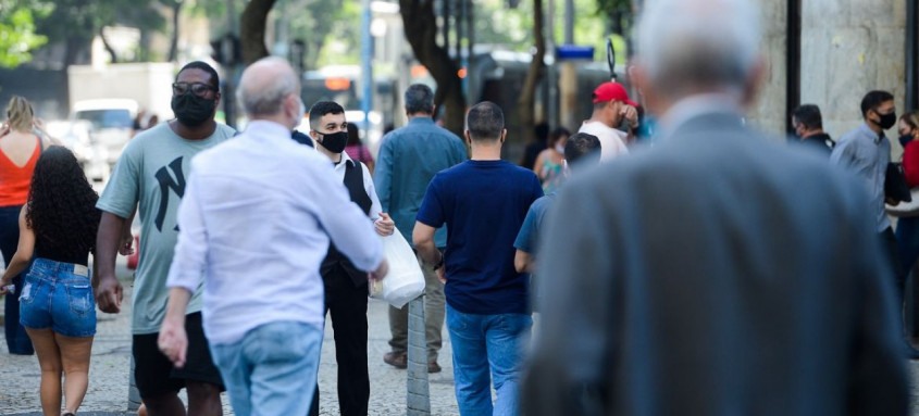 Pessoas com máscara csminhsm no centro do Rio de Janeiro