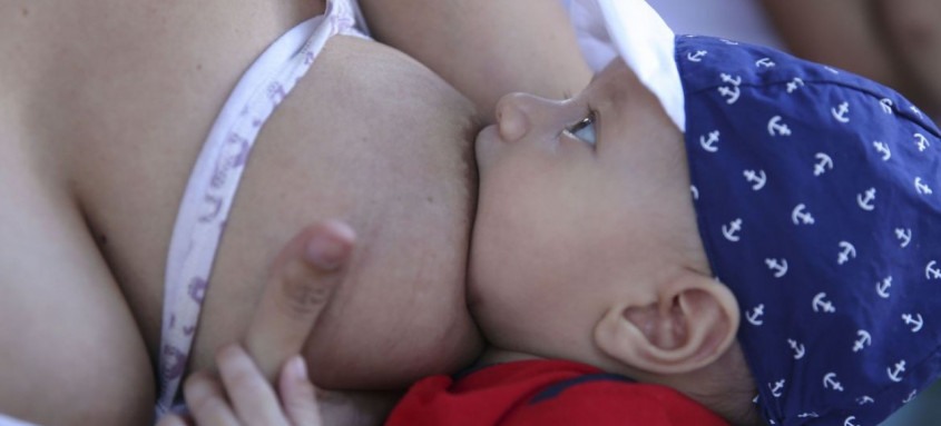 Amamentação pode ajudar a prevenir doenças em recém-nascidos
- Foto: Valter Campanato/Agência Brasil Amamentação pode ajudar a prevenir doenças em recém-nascidos