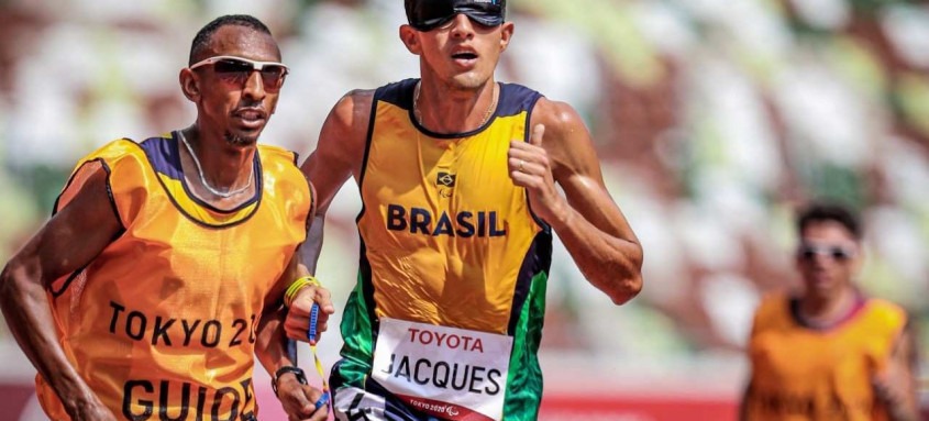 Com o tempo de 3min57s60, Yeltsin Jacques conquistou o ouro paralímpico e bateu o recorde mundial dos 1500 metros da classe T11