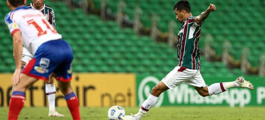 Com um belo gol de falta no primeiro tempo, Lucca abriu ontem à noite o caminho da vitória tricolor sobre o Bahia - Foto: Lucas Merçon / Fluminense Com um belo gol de falta no primeiro tempo, Lucca abriu ontem à noite o caminho da vitória tricolor sobre o Bahia