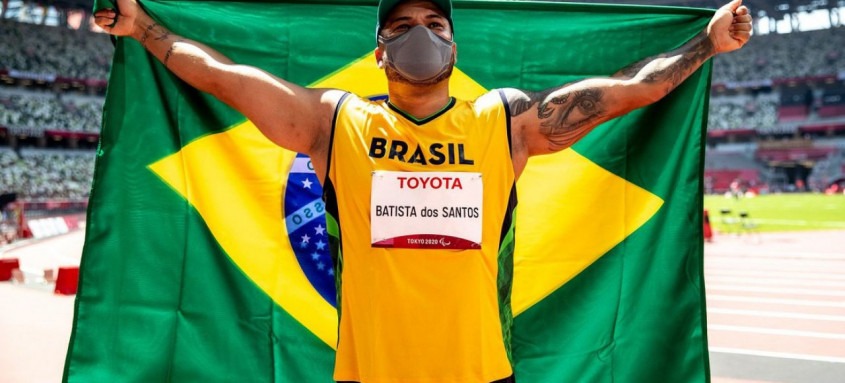 Brasileiro bate próprio recorde na competição com marca de 45m59
