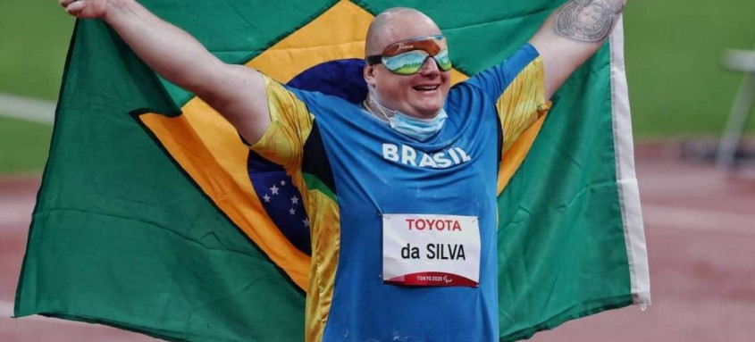 Em 2019, Alessandro foi ouro no lançamento de disco e bronze no arremesso de peso, durante o mundial de Dubai - Foto: Reprodução/ CPF Em 2019, Alessandro foi ouro no lançamento de disco e bronze no arremesso de peso, durante o mundial de Dubai