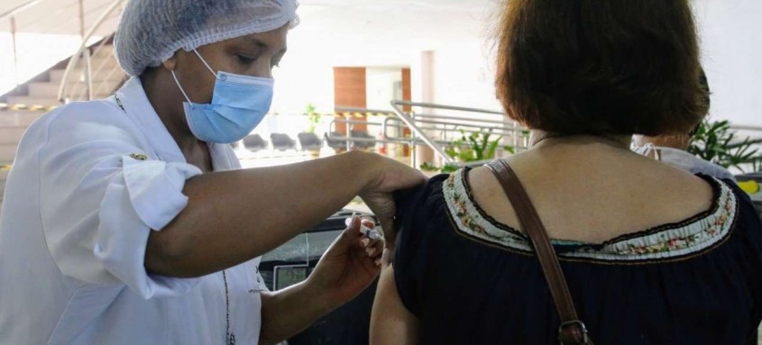 Vacinação contra Covid-19 começa nesta quarta-feira (01) em oito pontos distribuídos pela cidade. Imunização continua em Instituições de Longa Permanência para Idosos
