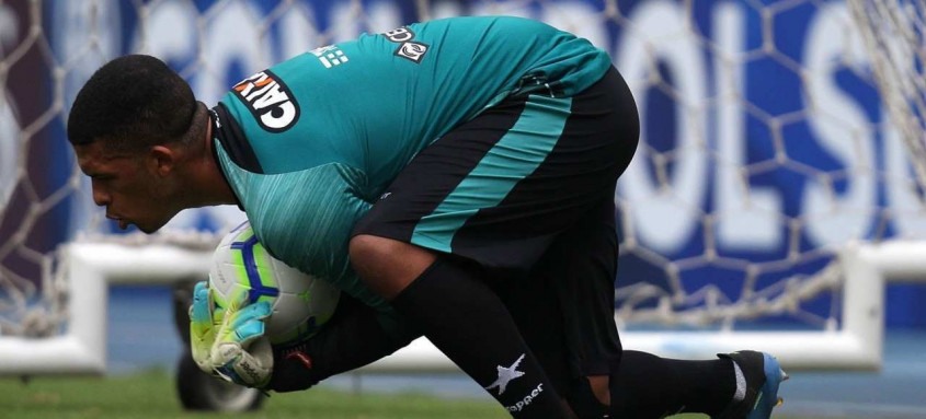 Goleiro Diego Loureiro vem se destacando nos últimos jogos do Botafogo na Série B - Foto: Vitor Silva / Botafogo Goleiro Diego Loureiro vem se destacando nos últimos jogos do Botafogo na Série B