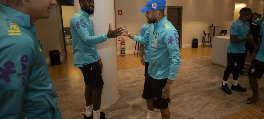 Gérson cumprimenta o lateral-direito Daniel Alves em sua chegada à concentração da Seleção, em São Paulo - Foto: Lucas Figueiredo / CBF Gérson cumprimenta o lateral-direito Daniel Alves em sua chegada à concentração da Seleção, em São Paulo