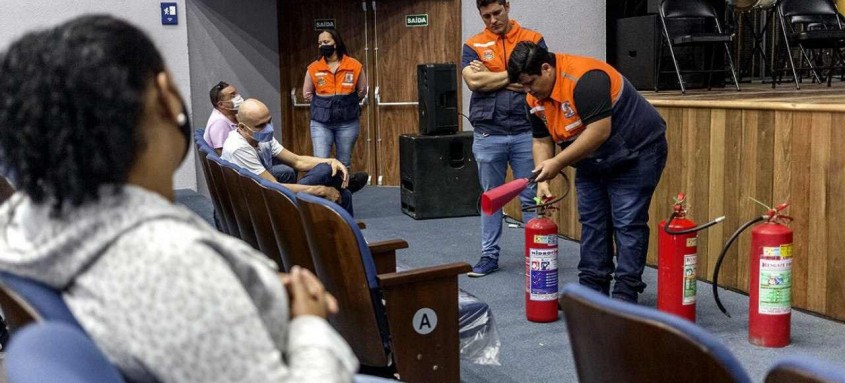 Os funcionários do Teatro Municipal George Savalla Gomes – Palhaço Carequinha - receberam treinamento básico de primeiros socorros e combate a princípio de incêndio, na manhã desta terça-feira (31). A iniciativa, ministrada por equipes da Defesa Civil de São Gonçalo, teve o objetivo de preparar todos os colaboradores para receber os convidados para a noite de abertura do Teatro Municipal, que acontecerá nesta quarta-feira (1º), tendo a Orquestra Municipal de São Gonçalo como atração.
Os funcionários do Teatro Municipal George Savalla Gomes – Palhaço Carequinha - receberam treinamento básico de primeiros socorros e combate a princípio de incêndio, na manhã desta terça-feira (31). A iniciativa, ministrada por equipes da Defesa Civil de São Gonçalo, teve o objetivo de preparar todos os colaboradores para receber os convidados para a noite de abertura do Teatro Municipal, que acontecerá nesta quarta-feira (1º), tendo a Orquestra Municipal de São Gonçalo como atração.