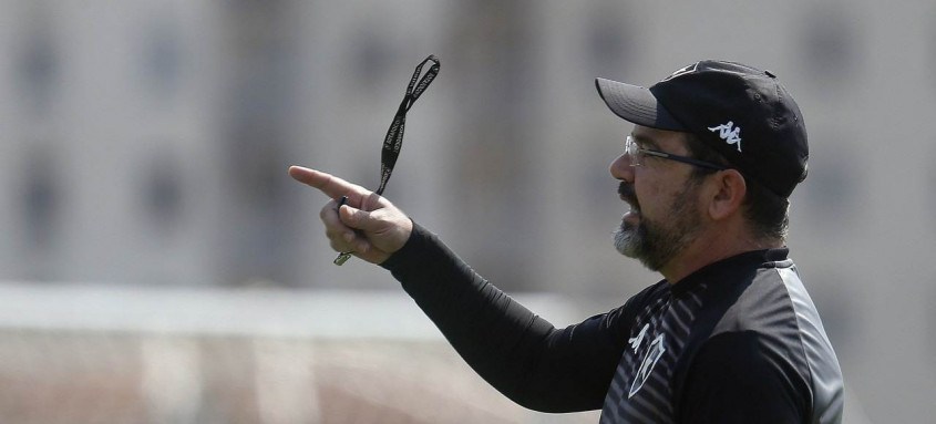 Técnico Enderson Moreira segue preparando o Botafogo para enfrentar o Remo no próximo sábado em Belém - Foto: Vitor Silva / Botafogo Técnico Enderson Moreira segue preparando o Botafogo para enfrentar o Remo no próximo sábado em Belém