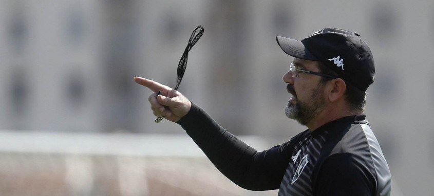 Técnico Enderson Moreira segue preparando o Botafogo para enfrentar o Remo no próximo sábado em Belém