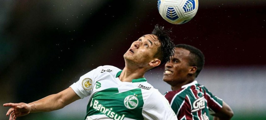 Autor do gol tricolor no empate em 1 a 1 ontem, no Maracanã, Jhon Arias disputa a bola com um jogador do Juventude - Foto: Lucas Merçon / Fluminense Autor do gol tricolor no empate em 1 a 1 ontem, no Maracanã, Jhon Arias disputa a bola com um jogador do Juventude