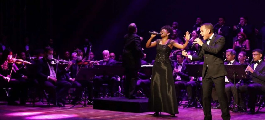 Orquestra de São Gonçalo fez duas apresentações na abertura do teatro, sob a regência do maestro Paulo Guarany