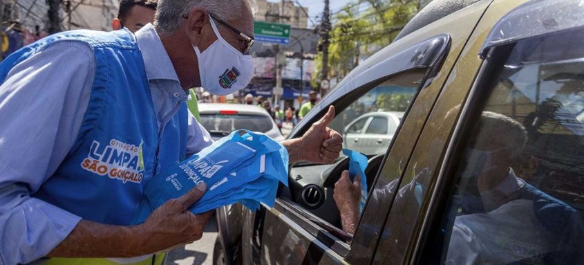 O prefeito Capitão Nelson iniciou a campanha de conscientização pelas ruas 