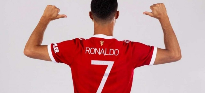 Cristiano Ronaldo posou com a camisa 7 que usará em seu retorno ao Manchester United