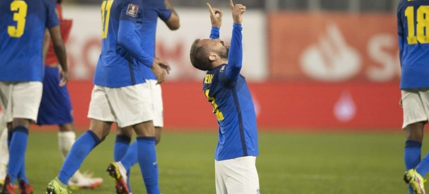 Éverton Ribeiro comemora seu gol que garantiu ao Brasil a sétima vitória em sete rodadas das Eliminatórias