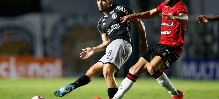 Andrey, meio-campo do Vasco, disputa a bola com um adversário durante o empate em 1 a 1 com o Brasil de Pelotas