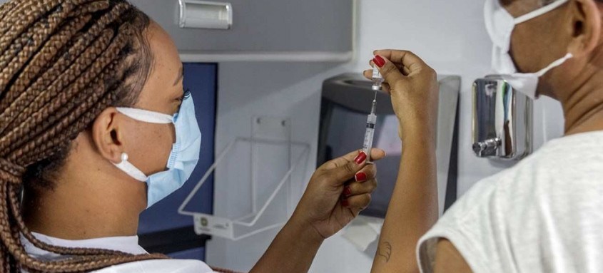 No caso de aplicação de primeira dose, 132 milhões já estão nos braços dos brasileiros - Foto: Renan Otto/Prefeitura de São Gonçalo No caso de aplicação de primeira dose, 132 milhões já estão nos braços dos brasileiros