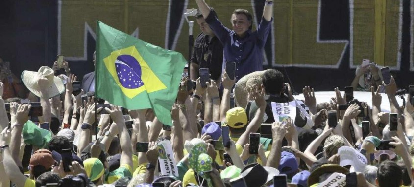 Presidente Jair Bolsonaro esteve junto com manifestantes a favor do governo em Brasília, no final da manhã de ontem