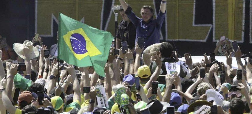 Presidente Jair Bolsonaro esteve junto com manifestantes a favor do governo em Brasília, no final da manhã de ontem - Foto: Fabio Rodrigues-Pozzebom/Agência Brasil Presidente Jair Bolsonaro esteve junto com manifestantes a favor do governo em Brasília, no final da manhã de ontem