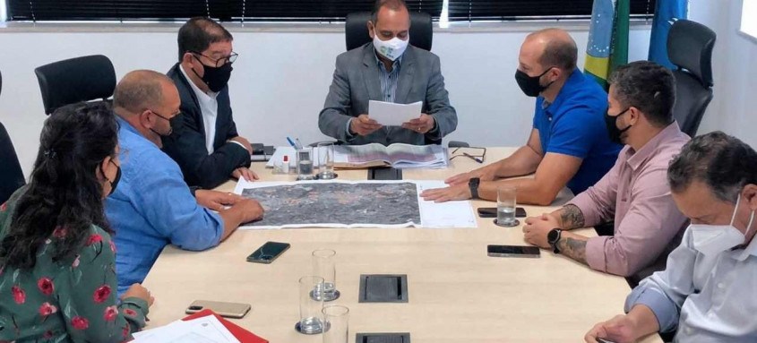 Marcelo Delaroli apresentou uma lista de pedidos para melhorar o município - Foto: Divulgação / Prefeitura de Itaboraí Marcelo Delaroli apresentou uma lista de pedidos para melhorar o município