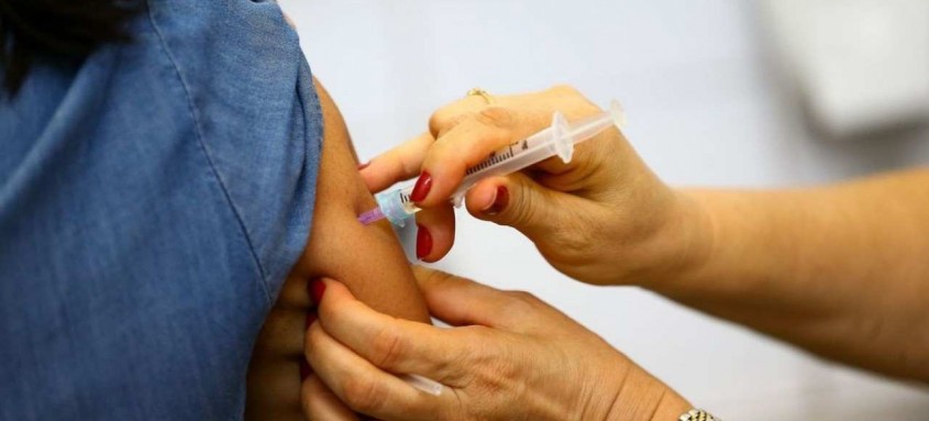 São Gonçalo segue vacinação contra covid em 14 pontos de atendimento